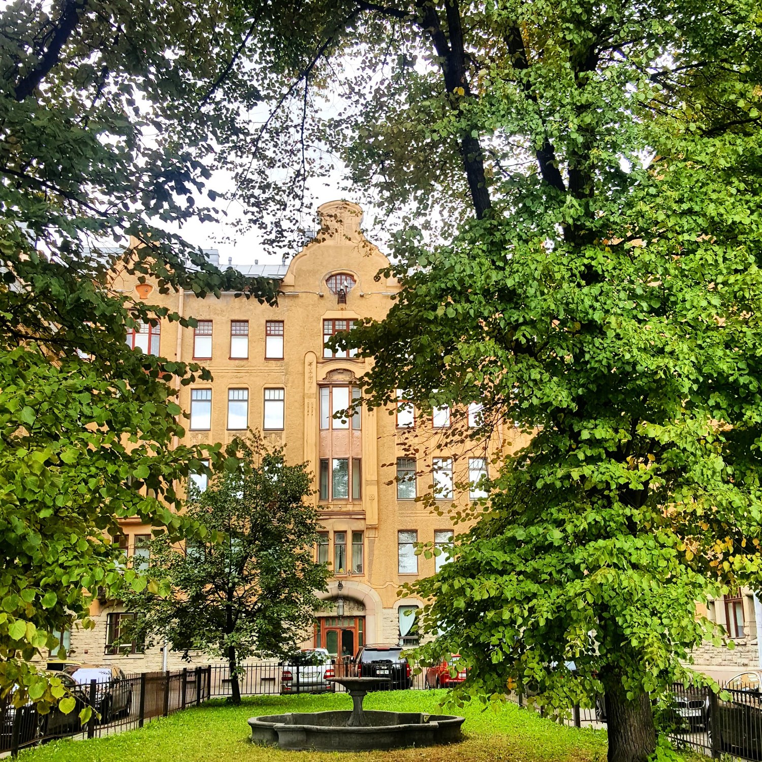 <span style="font-weight: bold;">Прогулка по Петроградской стороне. От модерна до стрит-арта и парадной!</span>